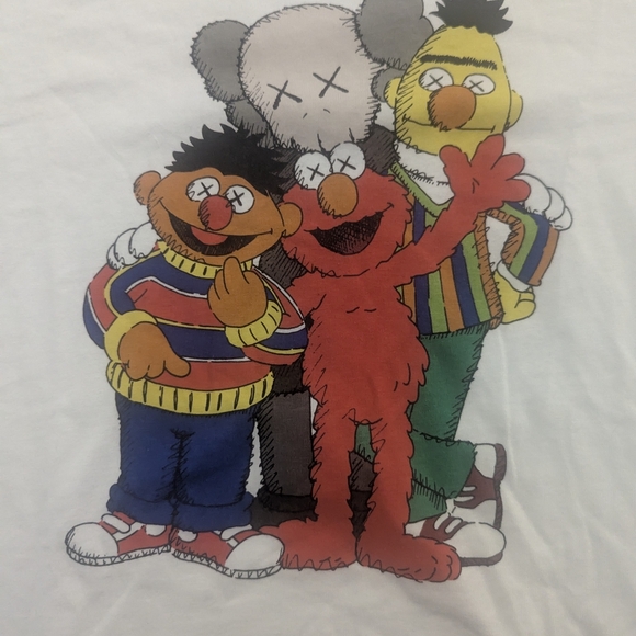 Uniqlo KAWS Sesame Street White UT T-Shirt - Picture 2 of 3